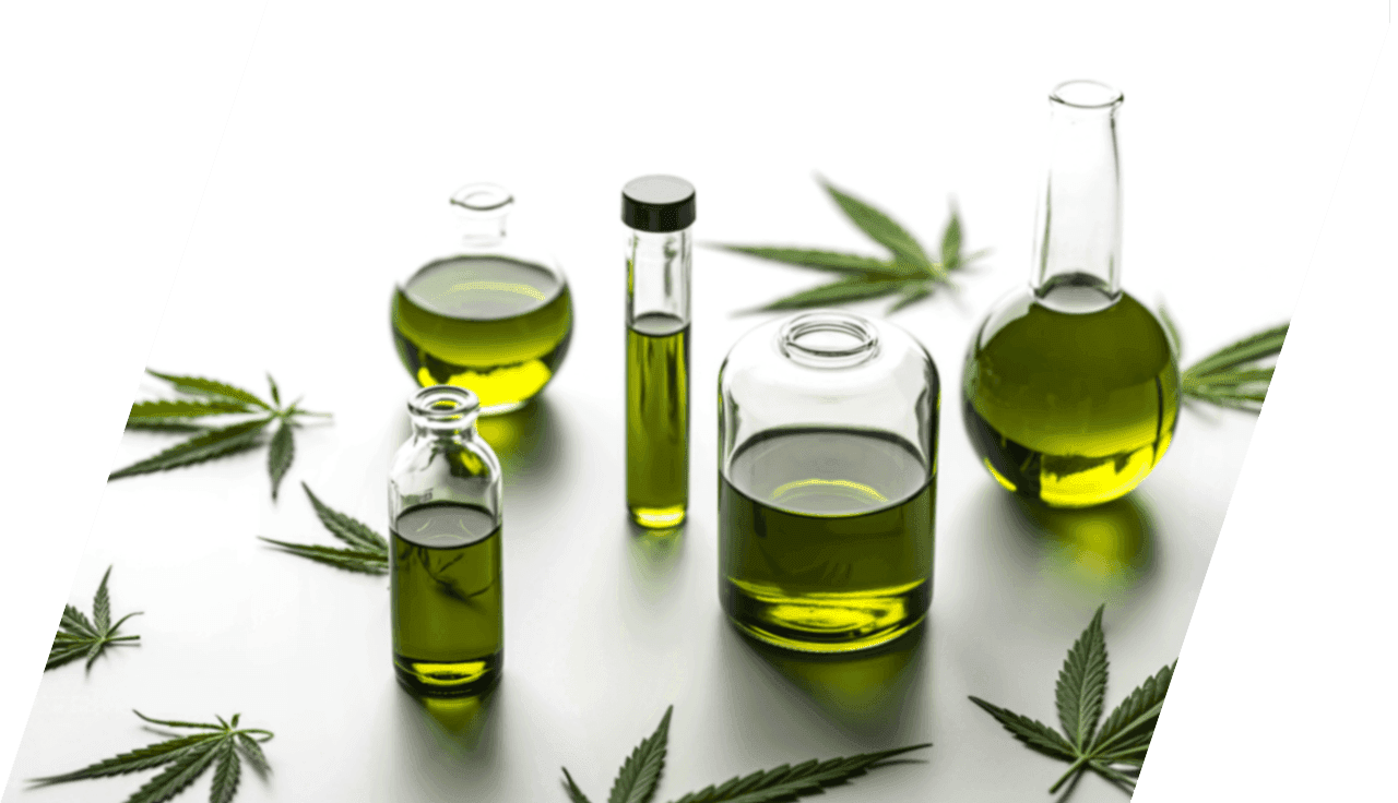 Cannabisblätter und mehrere Gläser mit grüner Flüssigkeit